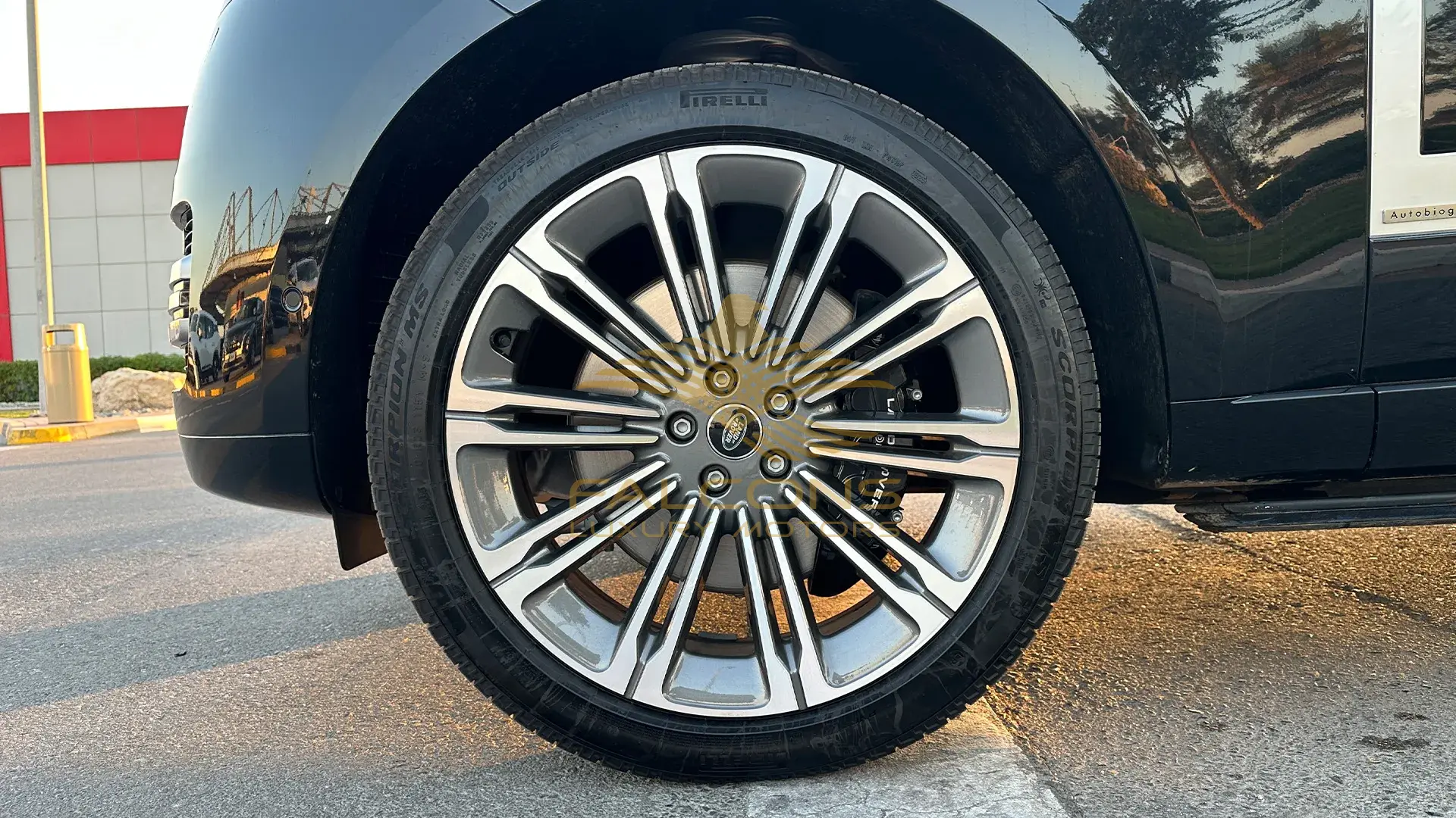 4.4L P530 Autobiography SWB AT - Image 8