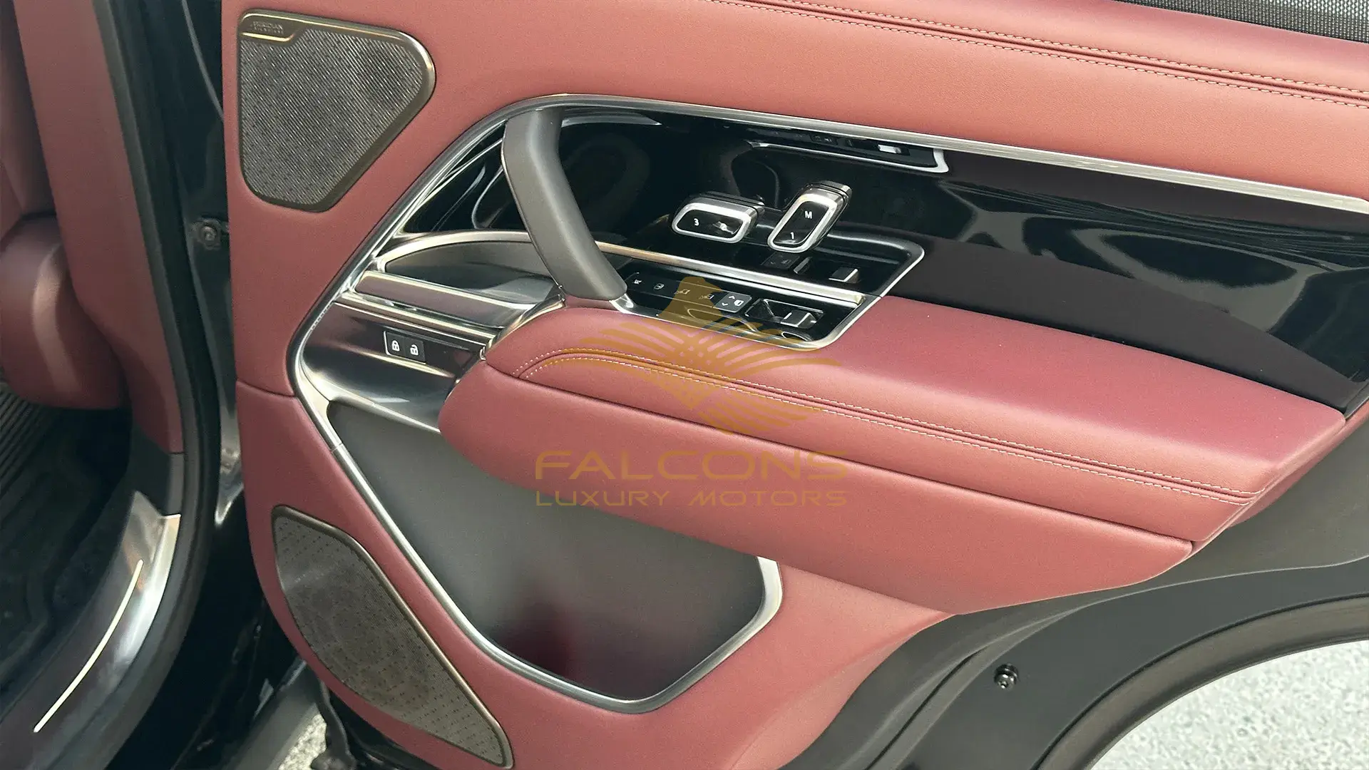 4.4L P530 Autobiography SWB AT - Image 12