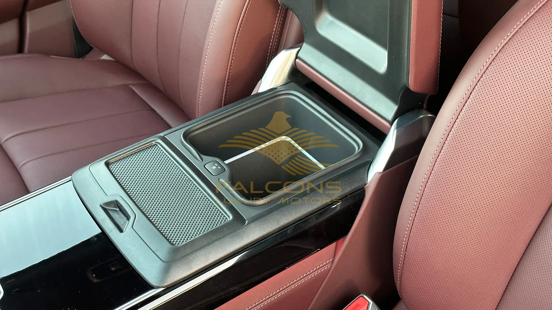 4.4L P530 Autobiography SWB AT - Image 17