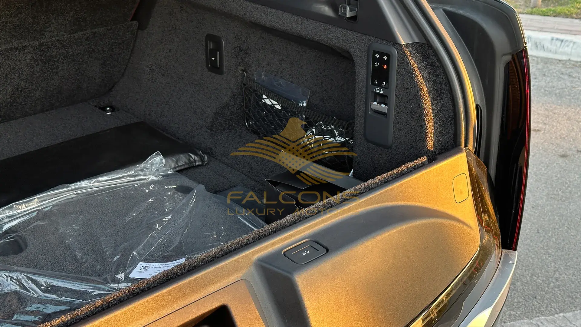 4.4L P530 Autobiography SWB AT - Image 21